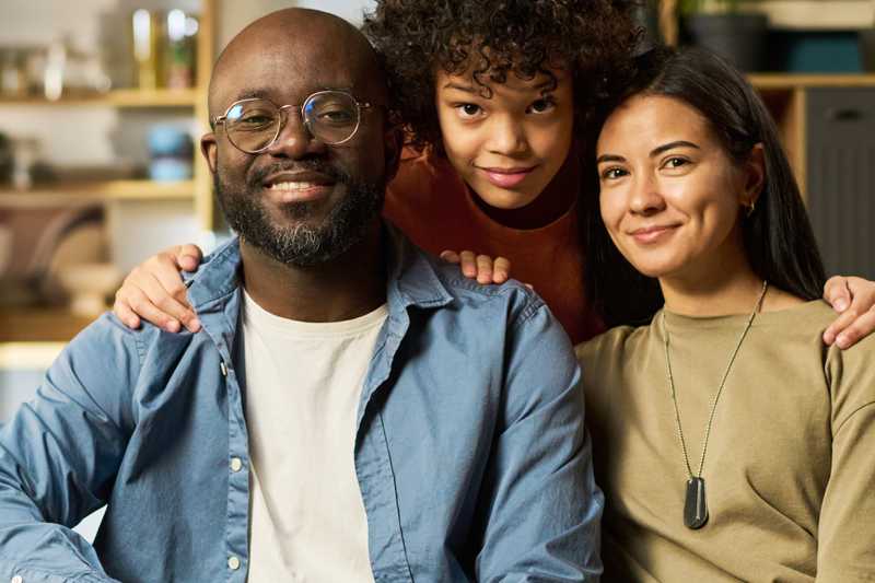 Zugewanderte Familie im MEISSNER LAND (Foto: KI)