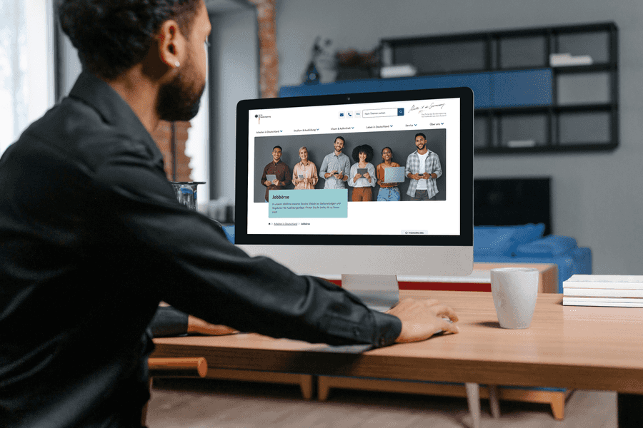 Suche nach ausländischen Fachkräften auf makeitingermany.com (Mockup: Canva, Foto: makeitingermany.com)